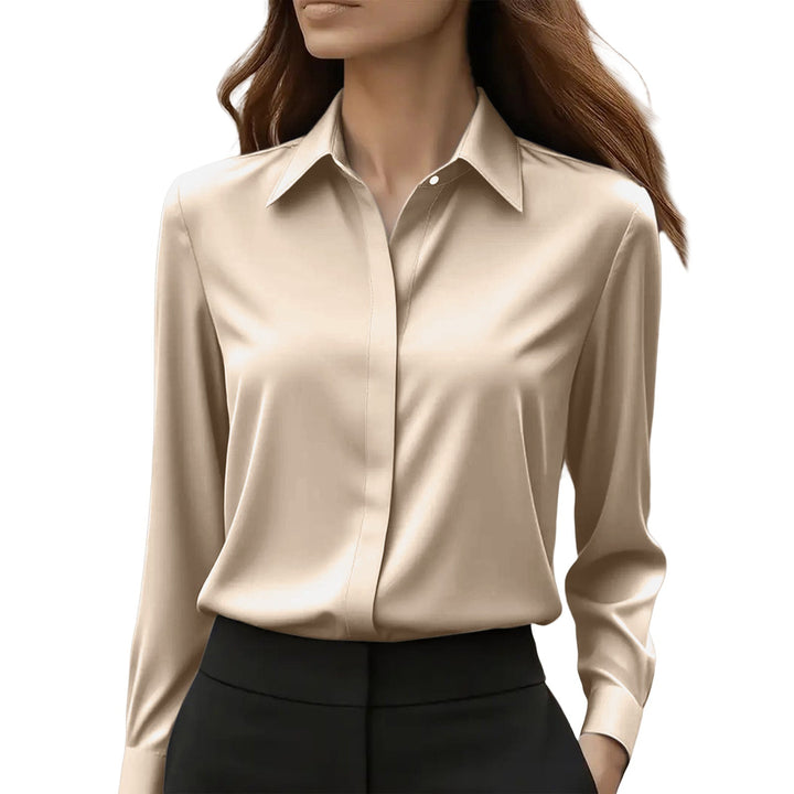Blouse beige satinée portée avec un pantalon noir, sur fond blanc 6