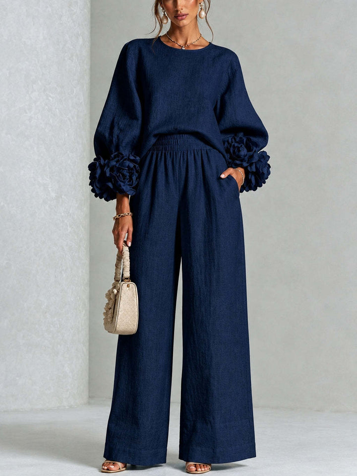 Version bleu marine portée de face, fleurs en relief aux manches et pantalon à taille élastique 6