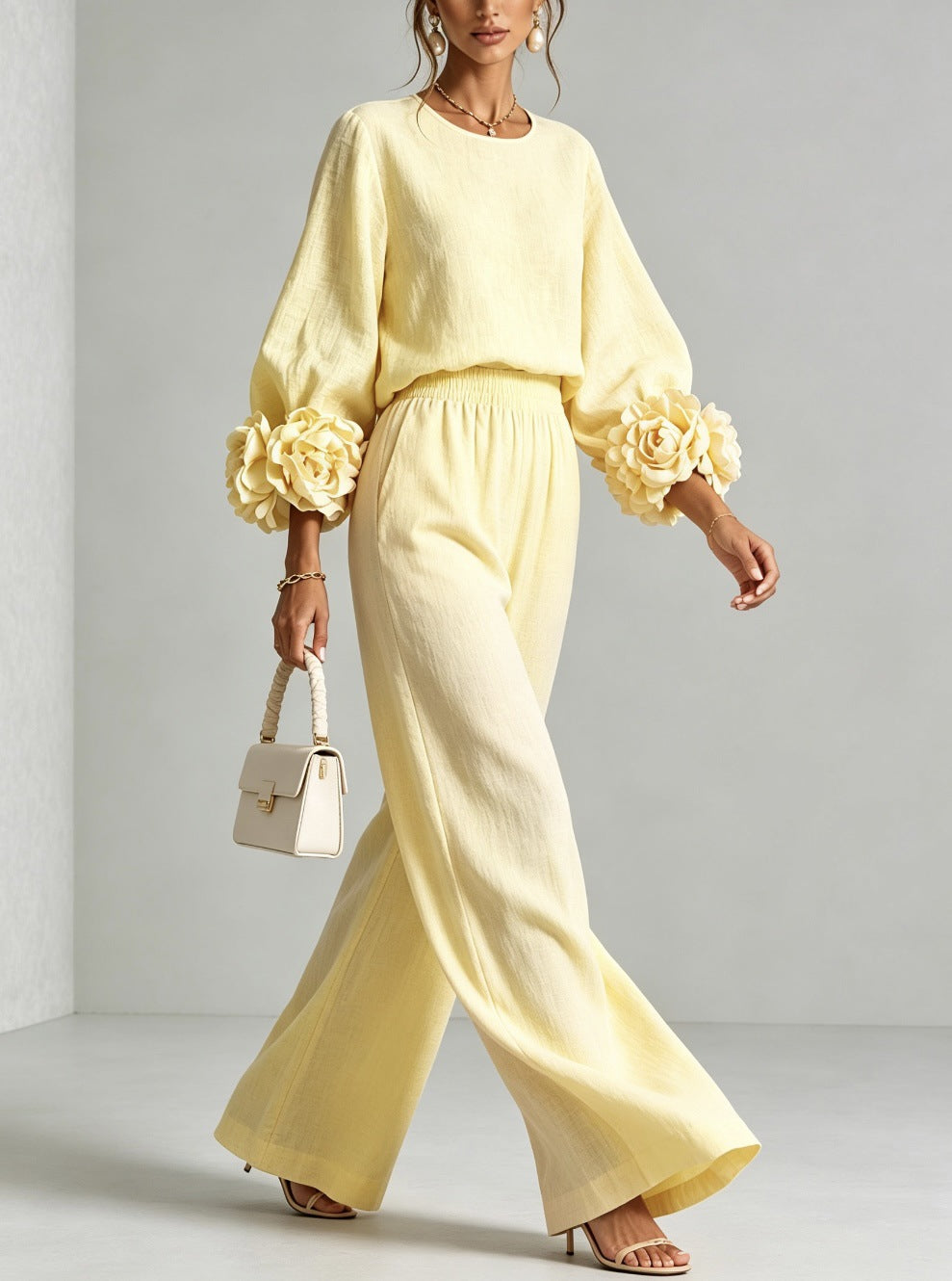 Version jaune pâle en marche, fleurs aux poignets des manches bouffantes et pantalon évasé 7