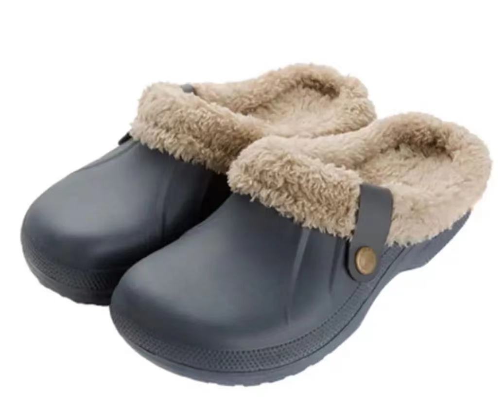 Paire de sabots gris foncé avec doublure de fausse fourrure beige, sur fond blanc 15