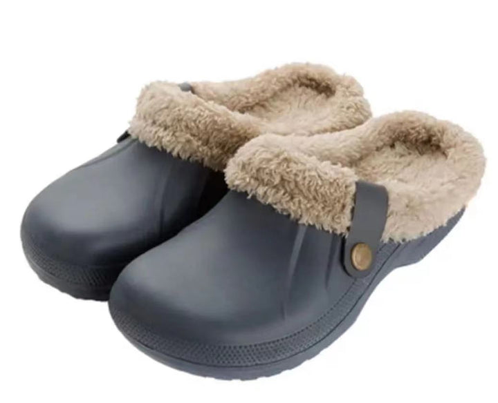 Paire de sabots gris foncé avec doublure de fausse fourrure beige, sur fond blanc 15