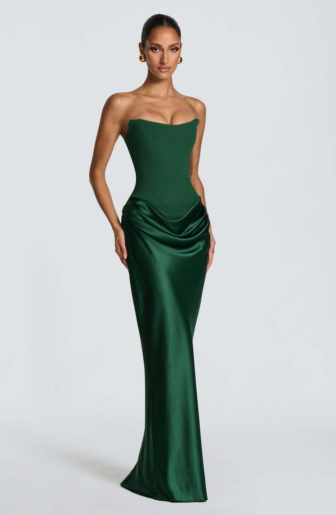 Robe longue verte portée en légère pose de trois quarts, corset structuré et drapé satiné sur les hanches 2