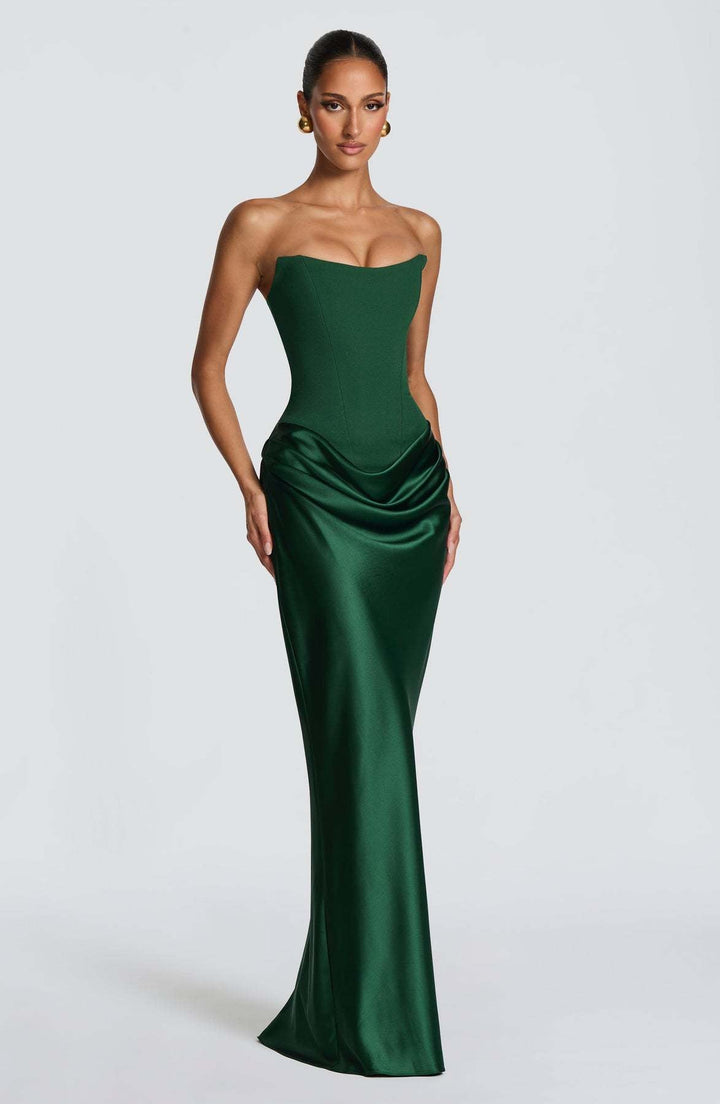 Robe longue verte portée en légère pose de trois quarts, corset structuré et drapé satiné sur les hanches 2