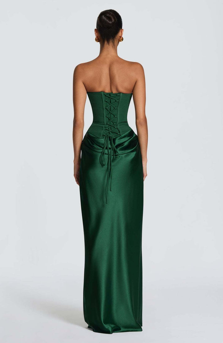Vue de dos de la robe verte avec lacets croisés du corset et drapé au bas du dos 3