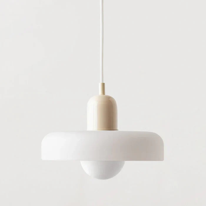 Suspension à abat-jour blanc mat, capuchon beige et câble blanc, globe opalin visible sous le disque, fond clair. 35