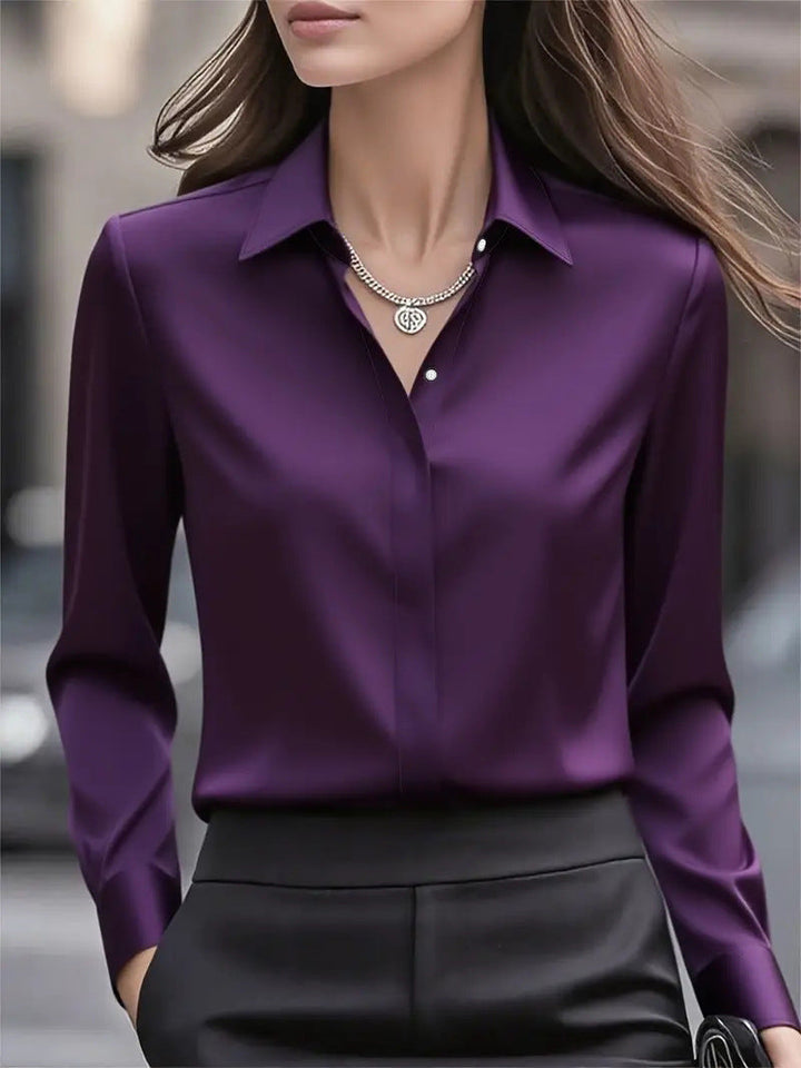Blouse violet foncé portée avec un collier argenté et un pantalon noir, vue de face 10