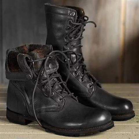 Paire de bottes noires à lacets, tige repliée sur le côté pour montrer la doublure à motif, vue de trois quarts. 2