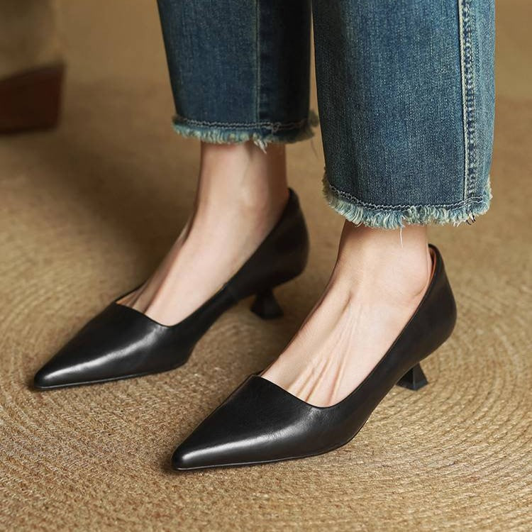 Escarpins noirs portés avec un jean à ourlet effiloché, vue de face 13