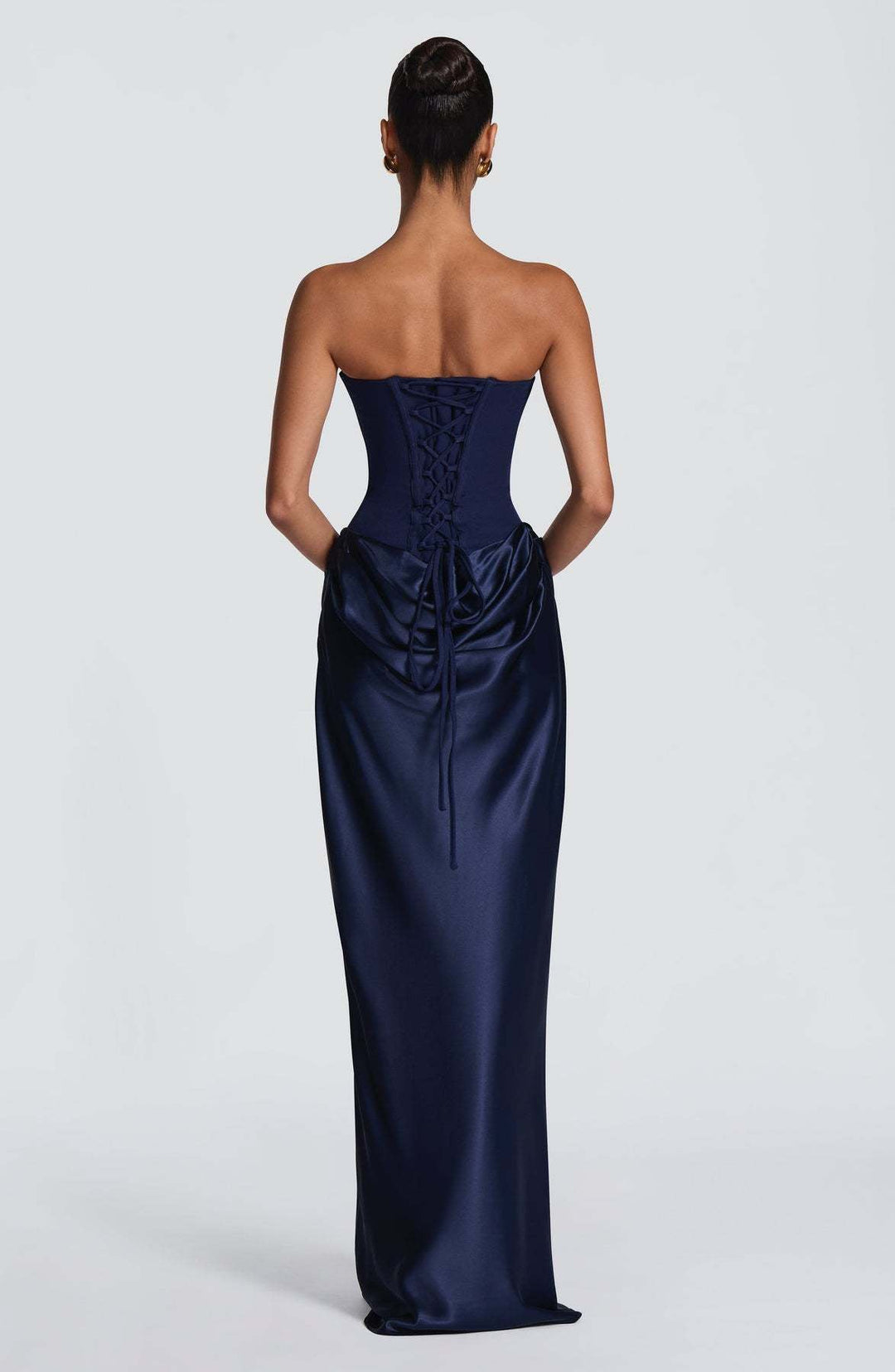 Vue de dos de la robe bleu marine avec lacets du corset et drapé satiné 7