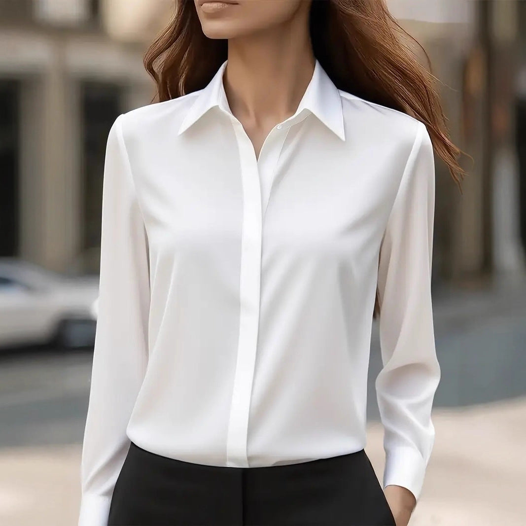 Blouse blanche à manches longues portée avec un pantalon noir, vue de face en ville 3