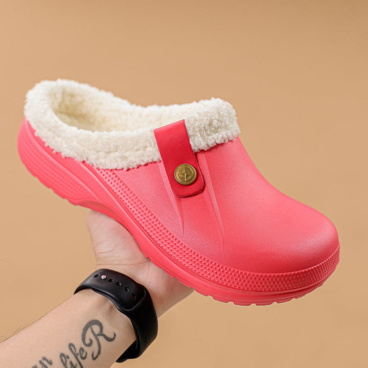 Sabot rouge corail à doublure de fausse fourrure blanc crème, tenu à la main 17
