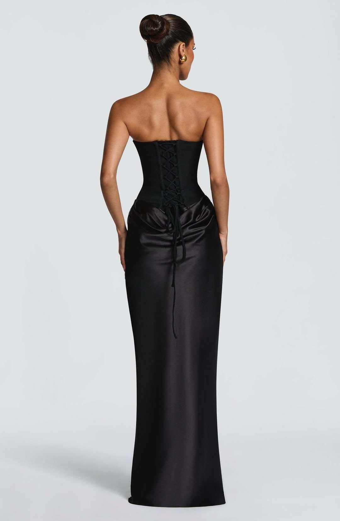 Vue de dos de la robe noire: lacets croisés du corset et drapé satiné sur les hanches 23
