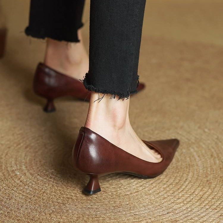 Escarpins marron portés vus de l'arrière, détail du talon et du contrefort en cuir 20