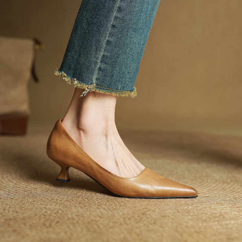 Escarpin caramel porté avec un jean brut, profil montrant le petit talon sculpté 4