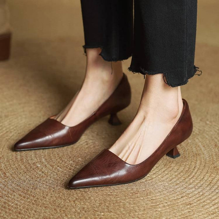 Escarpins marron portés avec un pantalon noir à ourlet effiloché, vue de face 18