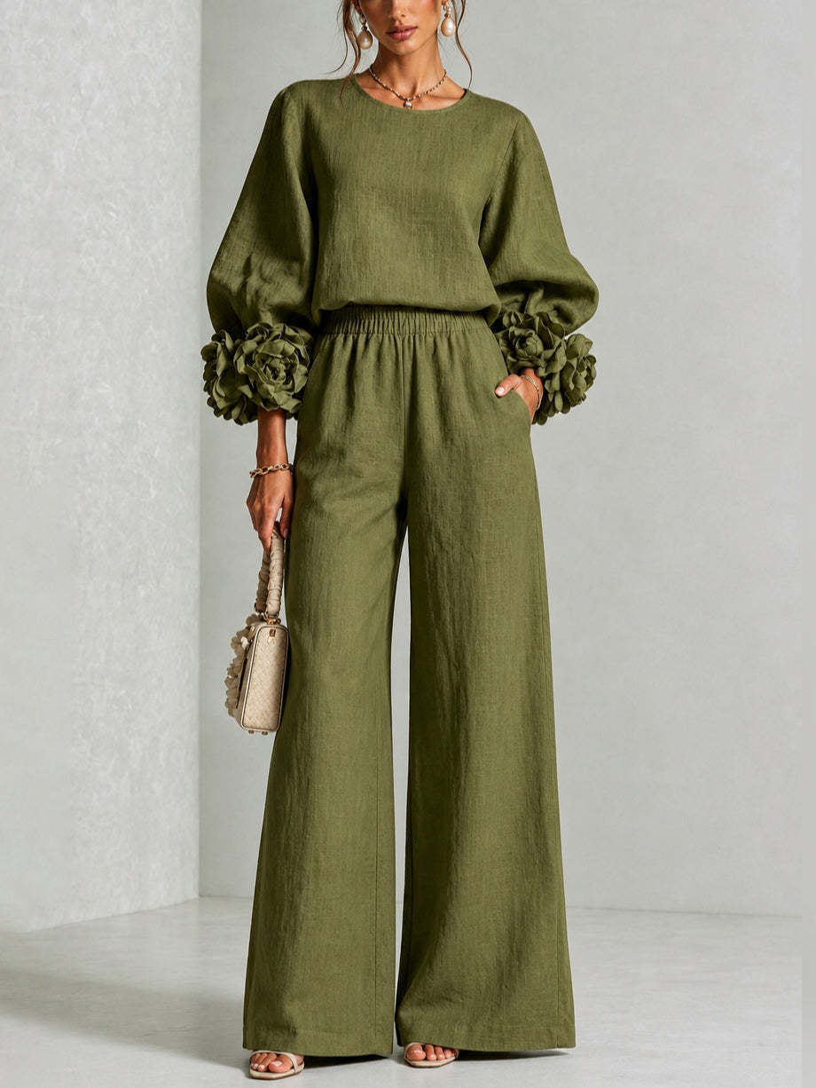 Version vert olive portée de face, manches ballon ornées de fleurs et pantalon fluide 3