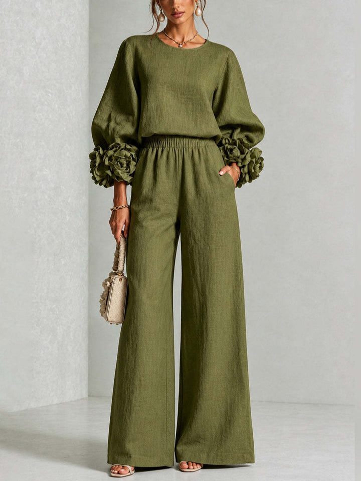 Version vert olive portée de face, manches ballon ornées de fleurs et pantalon fluide 3