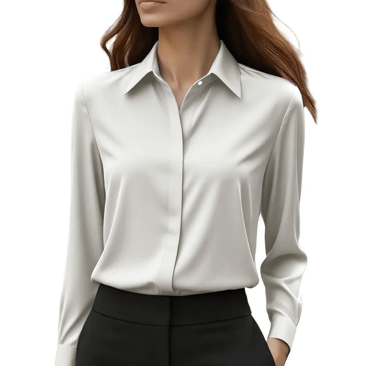 Blouse gris clair satinée à col pointu, portée avec un pantalon noir sur fond blanc 7