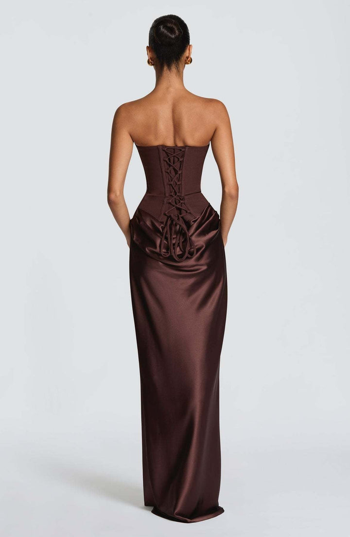 Vue de dos de la robe marron avec lacets croisés du corset et boucles de laçage au dos 11