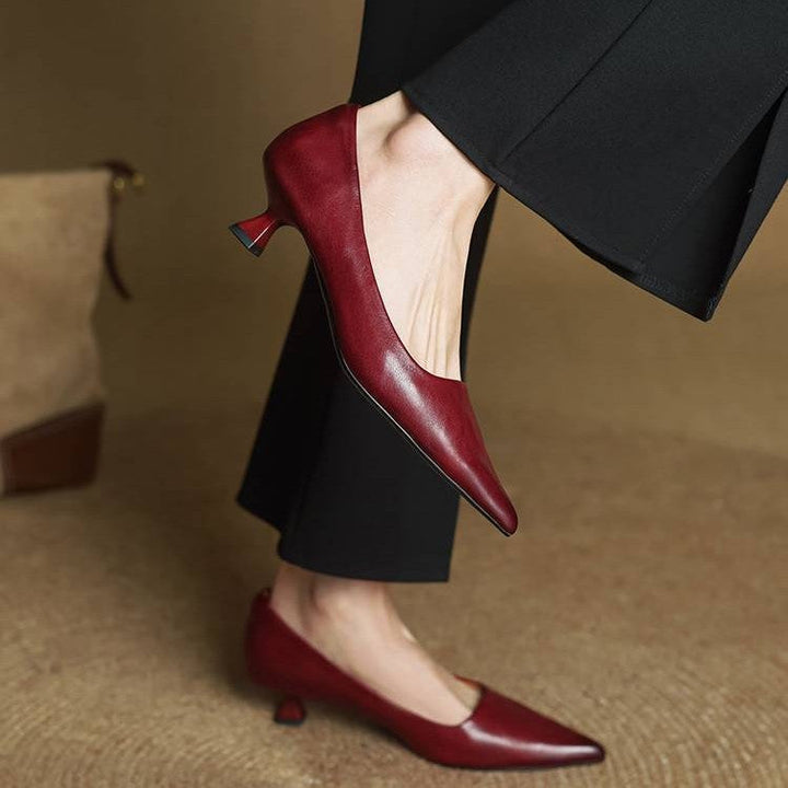 Escarpins rouge bordeaux portés avec un pantalon noir évasé, jambe croisée 9