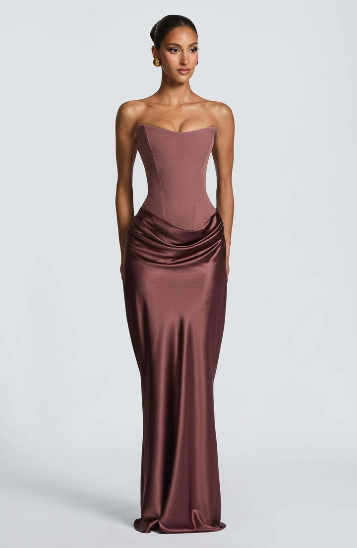 Vue de face de la robe corset bustier rose mauve, jupe en satin brun-rosé drapée aux hanches 15