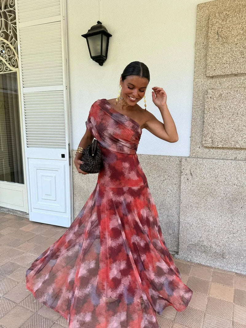 Robe asymétrique à motif flou rouge et violet, jupe ample qui virevolte, portée en mouvement 2