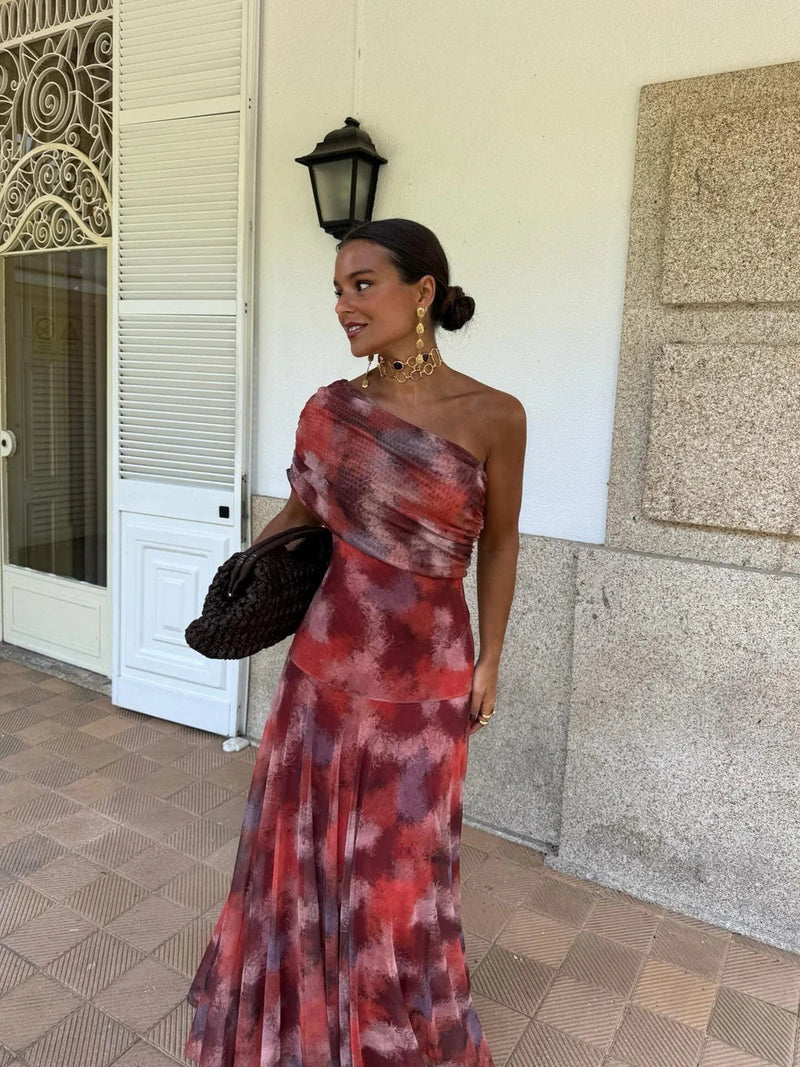 Robe à motif flou rouge et violet à une épaule, portée de face, buste drapé 11