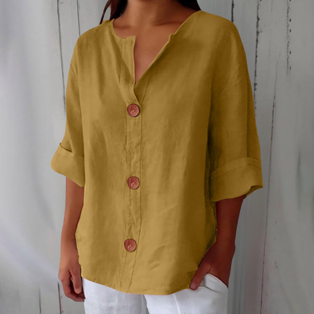 Même blouse en jaune moutarde, plan resserré sur le buste d'une mannequin, boutons en bois et manches retroussées. 6