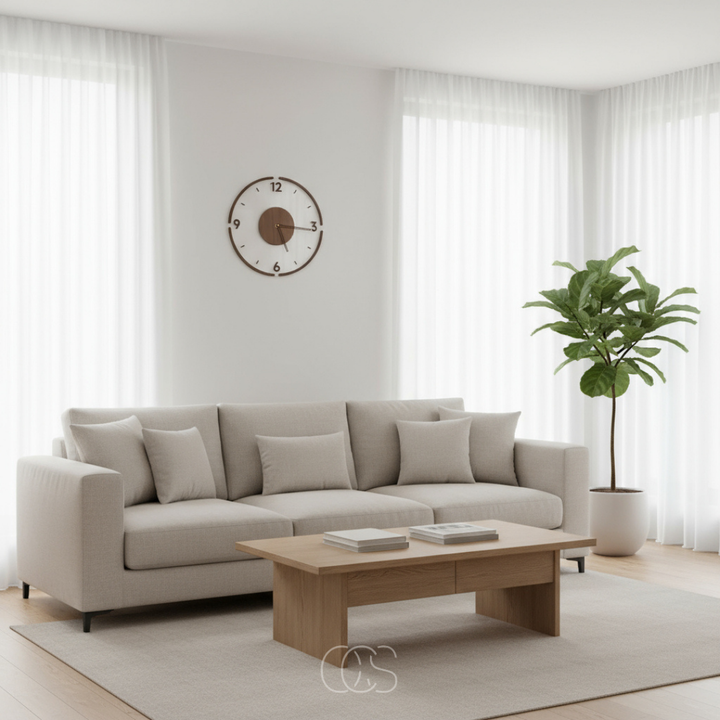 Horloge murale accrochée au-dessus d'un canapé beige dans un salon lumineux avec plante verte et table basse 3