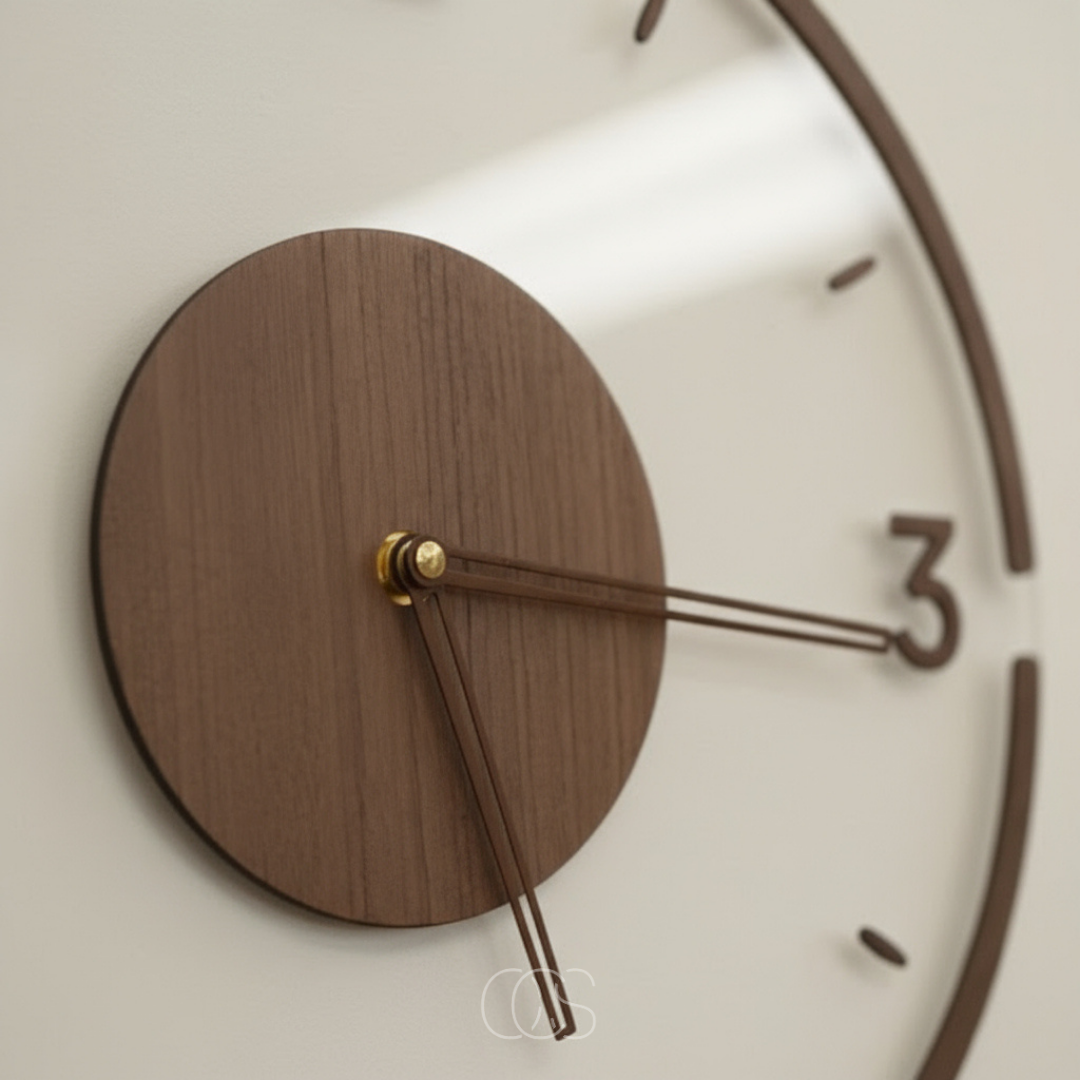 Gros plan sur le disque central en bois veiné, l'axe doré et les aiguilles fines de l'horloge 2