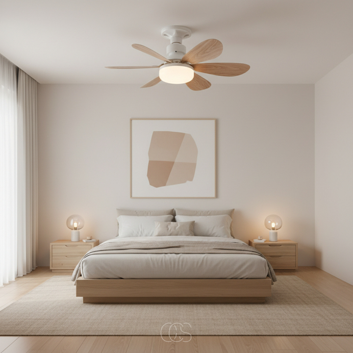 Ventilateur installé au plafond d'une chambre claire, au-dessus d'un lit en bois et de tables de chevet 3