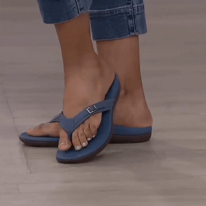 Tongs bleues à boucle portées par une femme en jean retroussé, vues de trois quarts 14