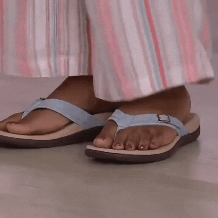Tongs bleu clair à boucle portées avec un pantalon rayé rose et blanc 16