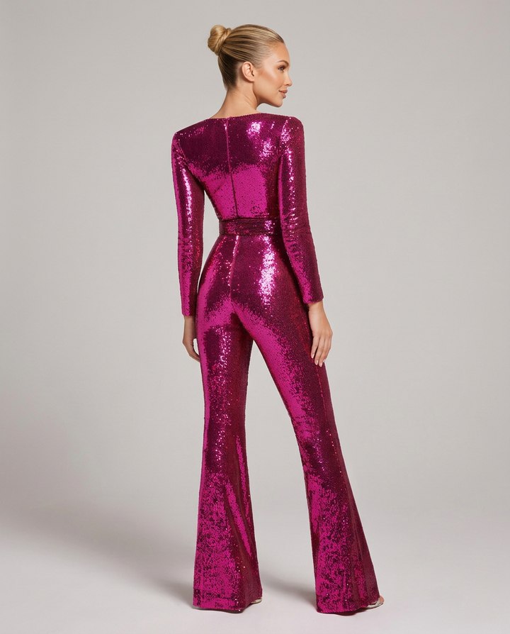 Vue de dos de la combinaison rose fuchsia à sequins, avec fermeture centrale, manches longues et taille ceinturée, portée par un mannequin. 2