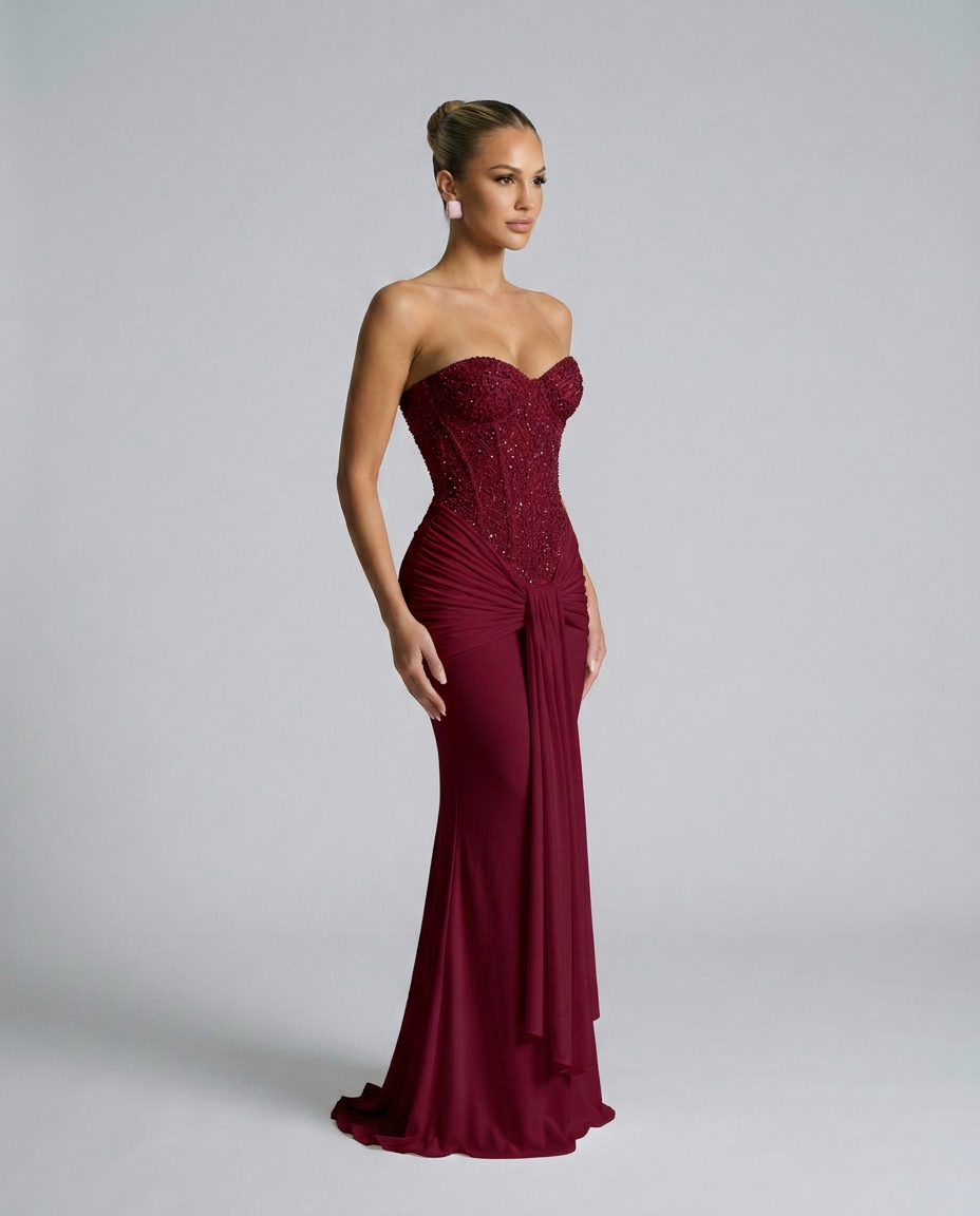 Robe bordeaux portée en trois-quarts, avec bustier scintillant, drapé latéral et petite traîne au sol 4