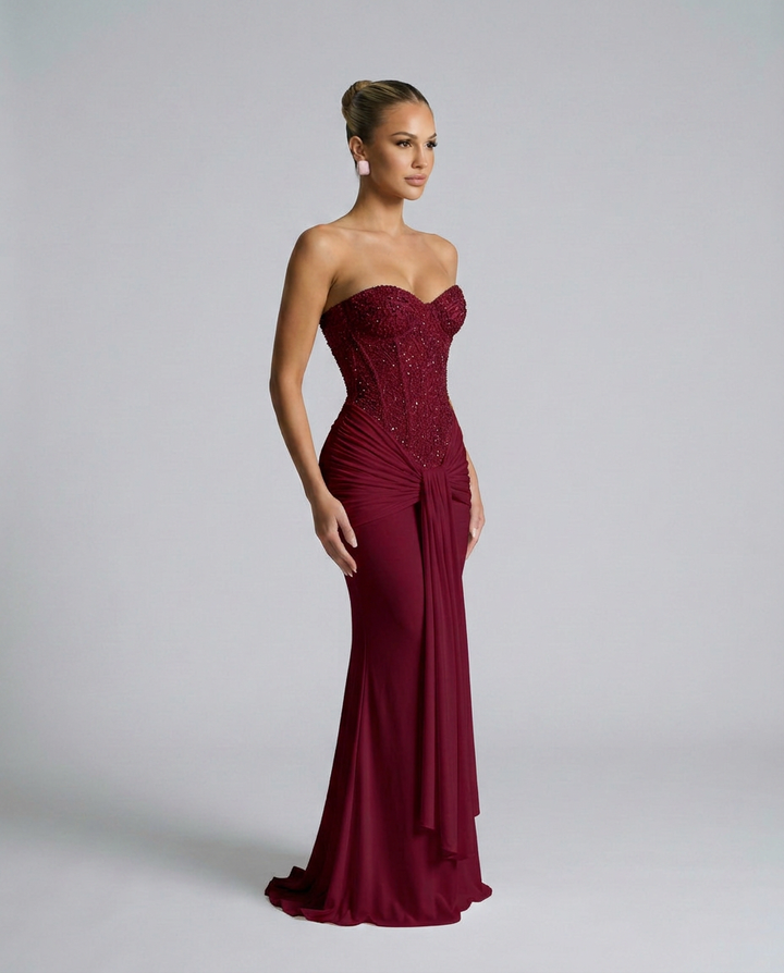 Robe bordeaux portée en trois-quarts, avec bustier scintillant, drapé latéral et petite traîne au sol 4
