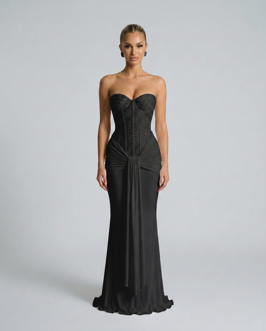 Vue de face de la robe noire à bustier pailleté et drapé noué à la taille, portée par un mannequin 1