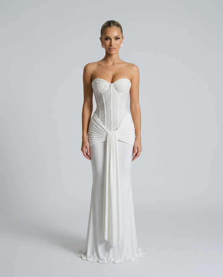 Vue de face de la version blanche, bustier orné de perles et sequins, drapé noué à la taille 6