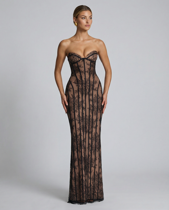 Robe noire en dentelle florale portée de face sur fond gris, buste en coeur et baleines verticales. 8