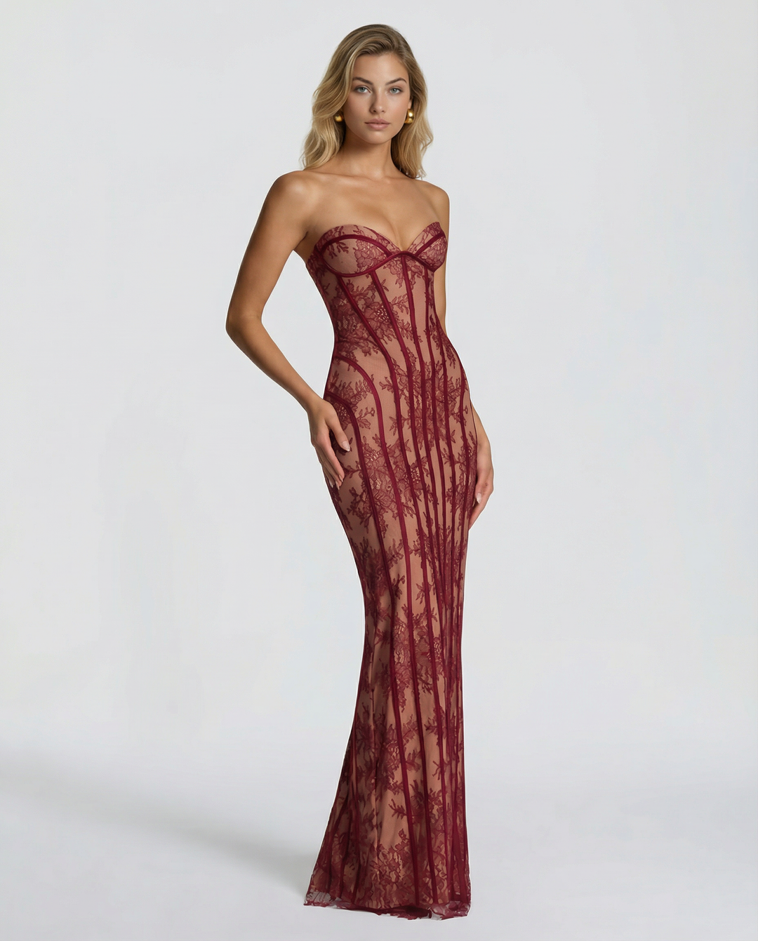 Robe bordeaux en dentelle florale portée par un mannequin de trois quarts, main sur la hanche, silhouette fourreau. 3