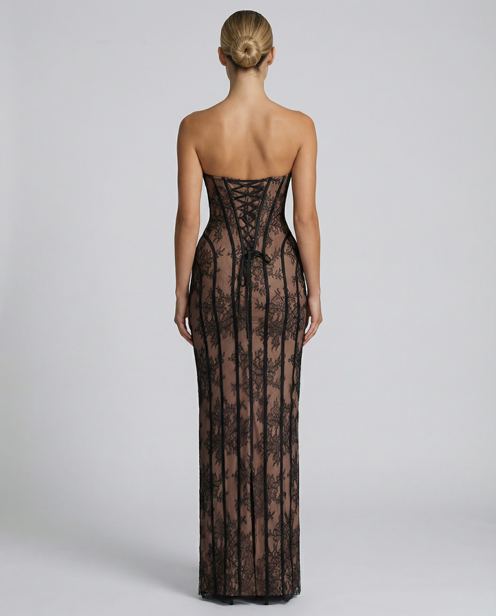 Dos de la robe noire en dentelle, laçage corset croisé dans le dos, bas fendu et chignon du mannequin. 6