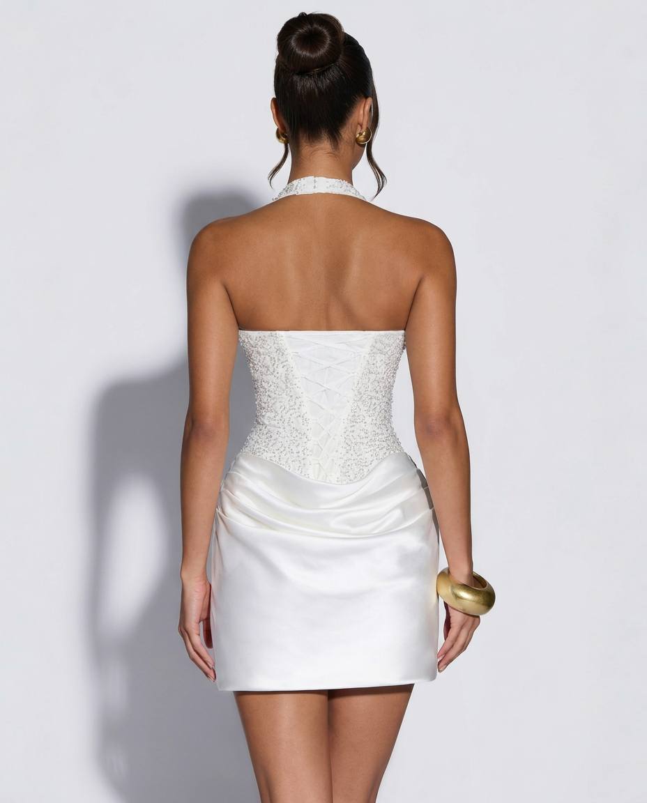 Vue de dos de la robe blanche avec lacet de corset et col licou perlé 5