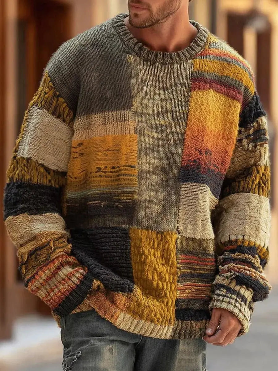 Homme portant le pull à col rond, panneaux patchwork moutarde, gris et beige, jean délavé, vue de face 1