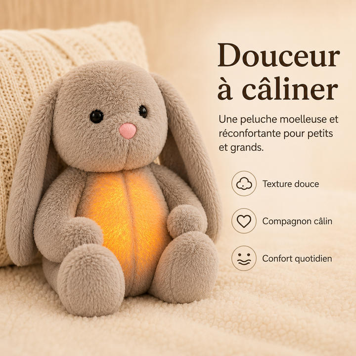 Lapin en peluche assis contre un coussin tricoté, ventre lumineux, mis en avant pour sa douceur au câlin. 3