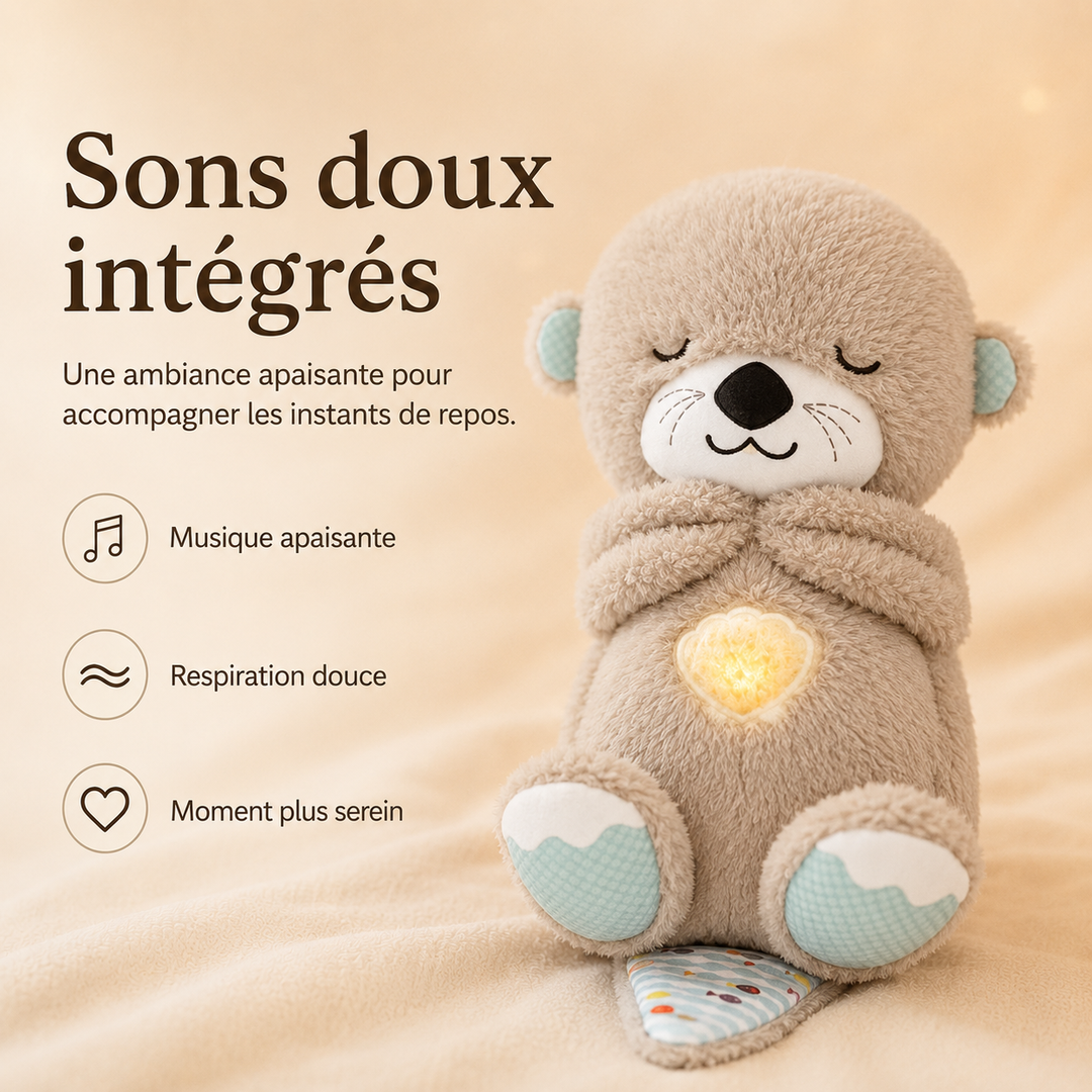 Loutre en peluche aux yeux fermés, mains jointes, coquillage lumineux sur le ventre et pattes bleu clair, assise sur un plaid. 6