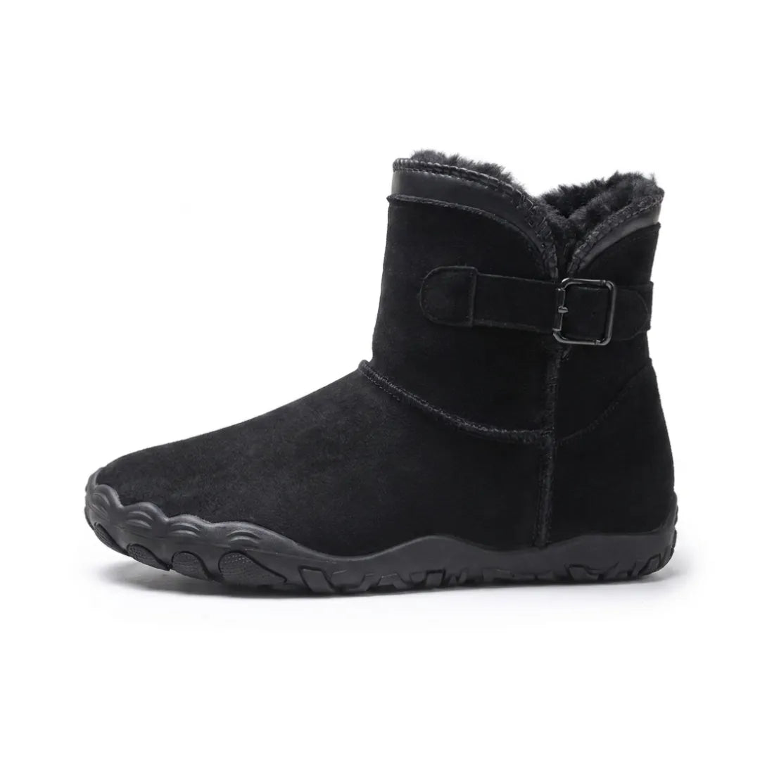 Botte noire en suède vue de profil, avec boucle sur la tige et doublure chaude 10
