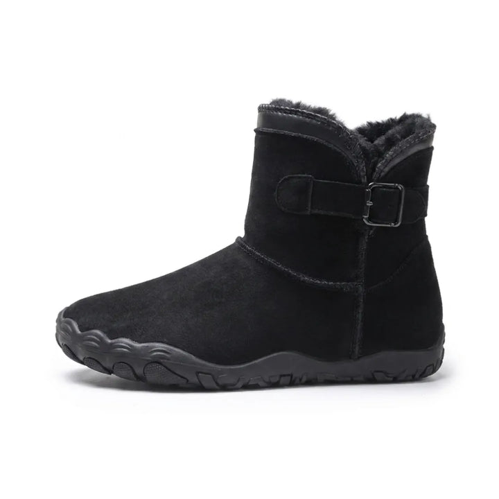 Botte noire en suède vue de profil, avec boucle sur la tige et doublure chaude 10