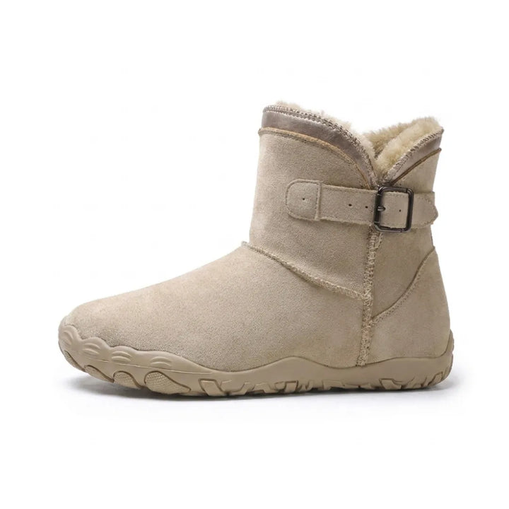 Botte beige en suède vue de profil, avec boucle sur la tige et doublure en fausse fourrure 1