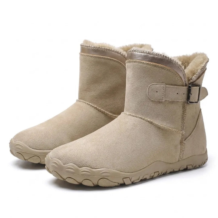 Paire de bottes beiges en suède, doublure en fausse fourrure et semelle crantée, vue de trois quarts 7