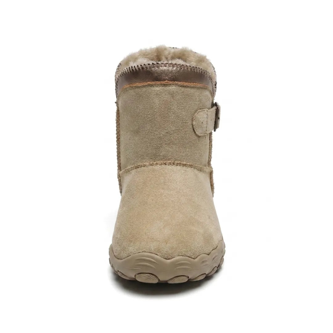Botte beige vue de face, montrant le bout arrondi, la doublure chaude et la boucle latérale 8